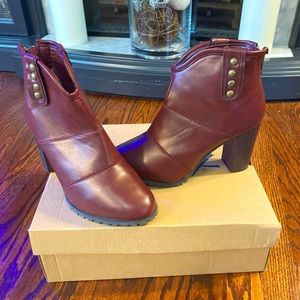 Women’s ankle boots. Never worn! Size 9